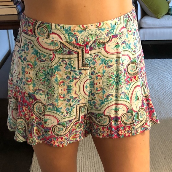 Glamorous Flouncy High Waisted Shorts - Picture 1 of 6